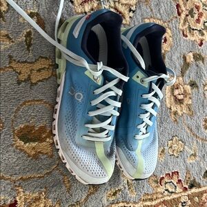On Running Gradient Blue and White Shoes